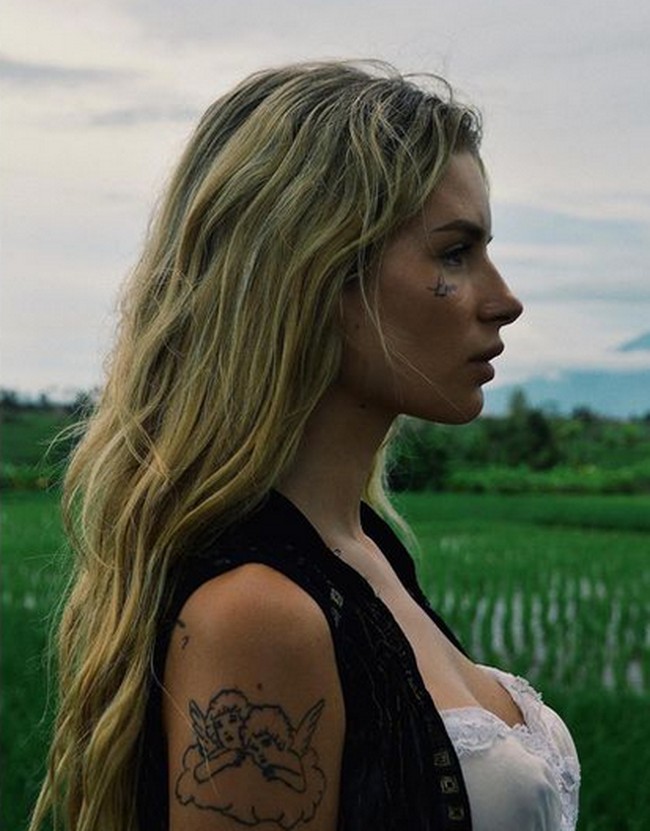 Wajah flawless-nya kini dihias dengan tato. Netizen perdebatkan letak tatonya itu. Itu terlihat bodoh, komentar netizen di TikTok. Damn, kamu CEO dari keputusan buruk, ungkap netizen lain.Foto: dok. Instagram/@lottiemossxo