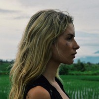 Wajah flawless-nya kini dihias dengan tato. Netizen perdebatkan letak tatonya itu. Itu terlihat bodoh, komentar netizen di TikTok. Damn, kamu CEO dari keputusan buruk, ungkap netizen lain.Foto: dok. Instagram/@lottiemossxo