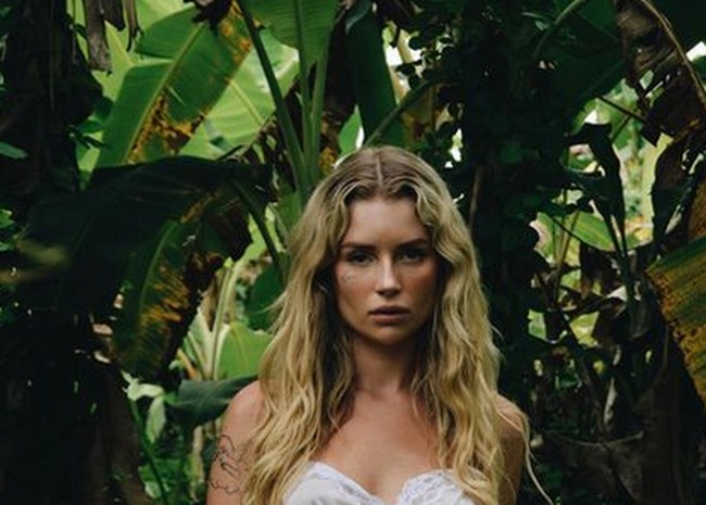 Beginilah pemotretan yang dilakukan Lottie di Bali dan pamer tato barunya di wajah. Tampak latar fotonya adalah sawah. Foto: dok. Instagram/@lottiemossxo