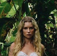 Beginilah pemotretan yang dilakukan Lottie di Bali dan pamer tato barunya di wajah. Tampak latar fotonya adalah sawah. Foto: dok. Instagram/@lottiemossxo