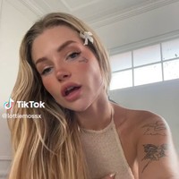 Lottie Moss, model cantik adik dari supermodel Kate Moss itu tengah berada di Bali. Kebanyakan party dan mabuk, sampai-sampai Lottie bikin tato di wajahnya tanpa ia sadari.Foto: dok. TikTok.