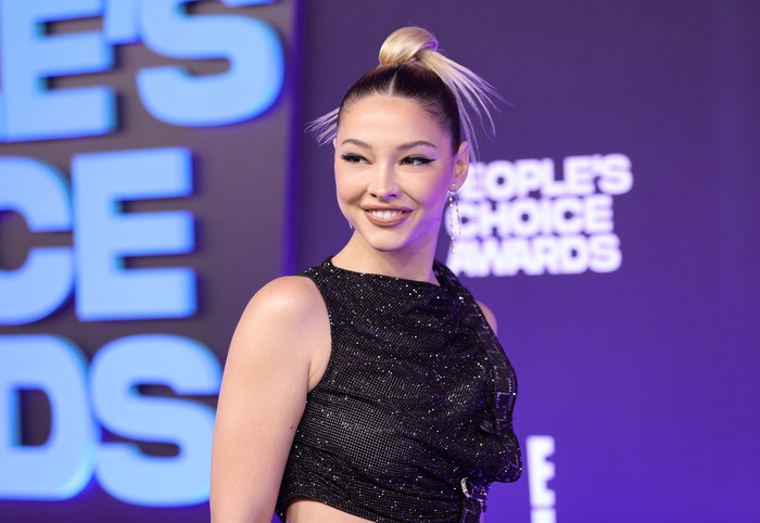 Madelyn Cline SANTA MONICA, CALIFORNIA - DECEMBER 07: Madelyn Cline attends the 47th Annual People's Choice Awards at Barker Hangar on December 07, 2021 in Santa Monica, California. (Photo by Amy Sussman/Getty Images,)