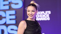 Madelyn Cline merupakan artis yang tumbuh besar dengan bermain ski, dan baru-baru ini bermain seluncur salju untuk pertama kalinya. Foto: Getty Images,/Amy Sussman