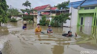 Ada 2 kecamatan yang mengalami banjir cukup parah hingga membuat warga mengungsi. Saat ini tercatat ada 609 jiwa yang mengungsi di Kecamatan Manggala dan Biringkanaya. Foto: Rasmilawanti Rustam/detikSulsel