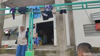 Khusus di Kecamatan Manggala, ada 92 KK atau 364 jiwa yang kini mengungsi. Para pengungsi tersebar di 7 lokasi. Foto: Rasmilawanti Rustam/detikSulsel