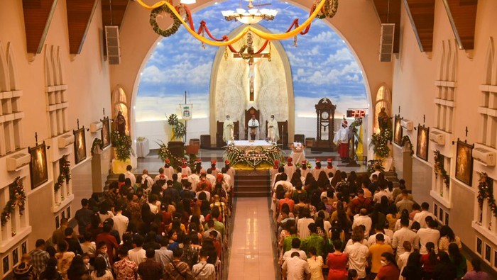 Umat Nasrani menggelar misa malam Natal di berbagai kota. Yuk kita lihat.