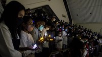 Jemaat melaksanakan ibadah malam natal 2022 di GKI Maulana Yusuf, Bandung, Jawa Barat, Sabtu (24/12/2022). Perayaan malam natal 2022 yang mengangkat tema Sukacita Natal Di Tengah Keterbatasan tersebut berjalan khidmat dengan menggunakan lampu sebagai pengganti lilin yang diharapkan bisa mengurangi sampah dari sisa lilin setelah perayaan. ANTARA FOTO/Novrian Arbi.