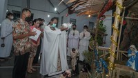 Umat Katolik mengikuti misa malam natal 2022 di Gereja Katholik Santo Thomas, Seyegan, Sleman, D.I Yogyakarta, Sabtu (24/12/2022). Misa yang digelar secara sederhana tersebut menjadi refleksi kelahiran Yesus Kristus. ANTARA FOTO/Andreas Fitri Atmoko.
