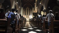 Umat Katolik melaksanakan Misa Malam Natal di Gereja Katedral, Jakarta, Sabtu (24/12/2022). Tema Natal yang diusung Gereja Katedral Jakarta tahun ini adalah Pulanglah Mereka ke Negerinya Melalui Jalan Lain. ANTARA FOTO/M Risyal Hidayat.