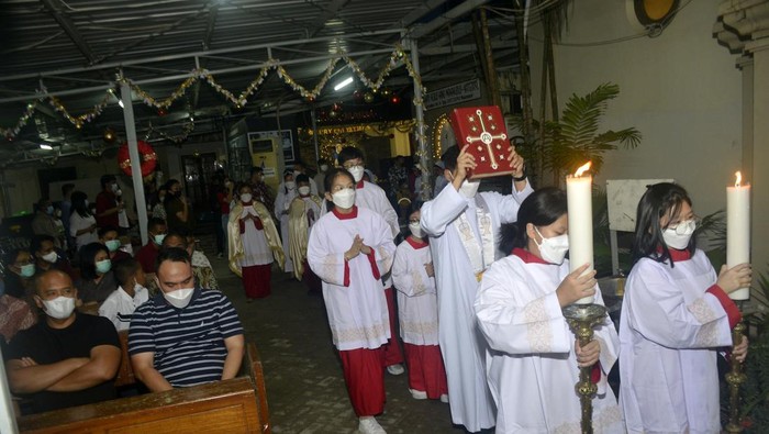 Melihat Misa Malam Natal Di Berbagai Kota