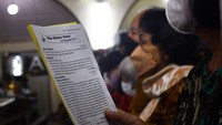 Umat Katolik mengikuti Misa Malam Natal di Gereja Santo Cornelius, Kota Madiun, Jawa Timur, Sabtu (24/12/2022). Gereja tersebut menggelar dua kali Misa Malam Natal dan diikuti ribuan umat. ANTARA FOTO/Siswowidodo.