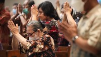 Umat Kristiani mengikuti misa Natal di Gereja Katolik Kristus Raja, Surabaya, Jawa Timur, Sabtu (24/12/2022). Misa Natal di gereja tersebut diikuti sekitar 1.800 orang dan tetap menerapkan protokol kesehatan seperti pemakaian masker. ANTARA FOTO/Didik Suhartono.