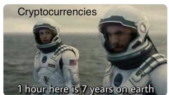 Meme perbedaan waktu kripto yang dikaitkan dengan film Interstellar. Foto: Twitter