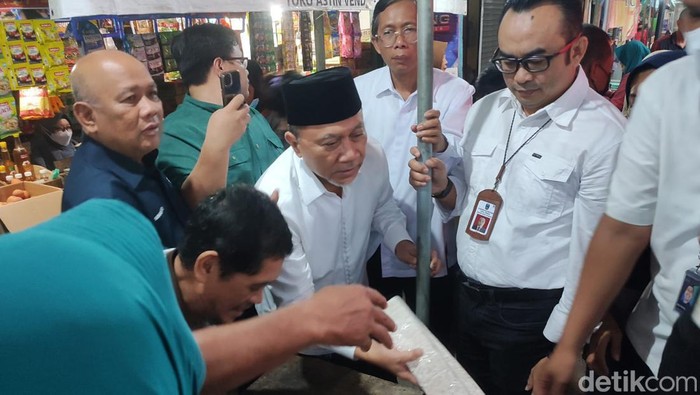 Menteri Perdagangan Zulkifli Hasan saat sidak harga sembako di Pasar Stasiun Ponorogo