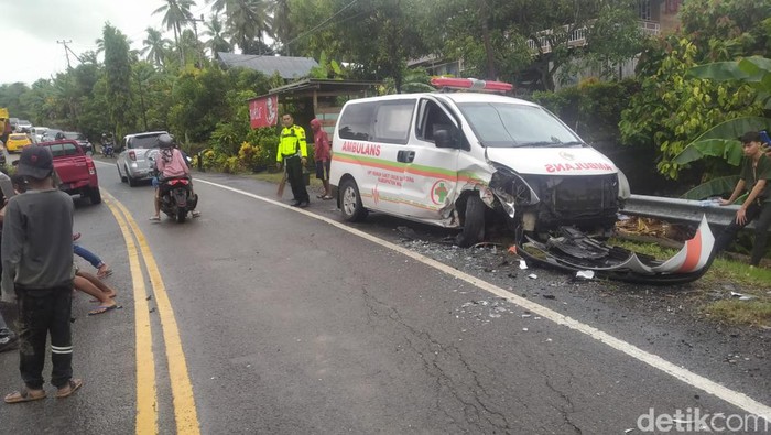 Mobil ambulans milik RSUD Siwa bertabrakan dengan minibus di Kabupaten Wajo, Sulawesi Selatan (Sulsel).