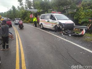 Kronologi Ambulans RSUD Siwa Tabrakan dengan Minibus Muat 9 Orang di Wajo