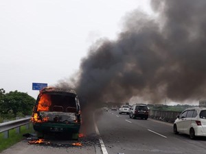 Mobil yang Terbakar di Tol Driyorejo Bawa Rombongan Menuju Bandara Juanda