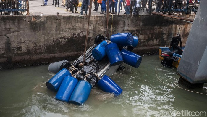 Mobil Tercebur ke Laut Pelabuhan Merak