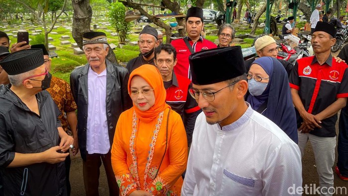 Budayawan Betawi, Ridwan Saidi dimakamkan di TPU Karet Bivak, Jakarta. Menparekraf Sandiaga Uno hingga Anggota DPD Sylviana Murni turut hadir.