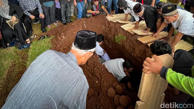 Budayawan Betawi, Ridwan Saidi dimakamkan di TPU Karet Bivak, Jakarta. Menparekraf Sandiaga Uno hingga Anggota DPD Sylviana Murni turut hadir.