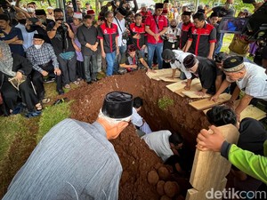 Momen Pemakaman Ridwan Saidi Berlangsung Khidmat
