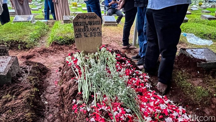 Momen Pemakaman Ridwan Saidi yang Dihadiri Sandiaga hingga Sylvi Budayawan Betawi, Ridwan Saidi dimakamkan di TPU Karet Bivak, Jakarta. Menparekraf Sandiaga Uno hingga Anggota DPD Sylviana Murni turut hadir.