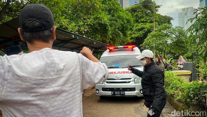 Budayawan Betawi, Ridwan Saidi dimakamkan di TPU Karet Bivak, Jakarta. Menparekraf Sandiaga Uno hingga Anggota DPD Sylviana Murni turut hadir.