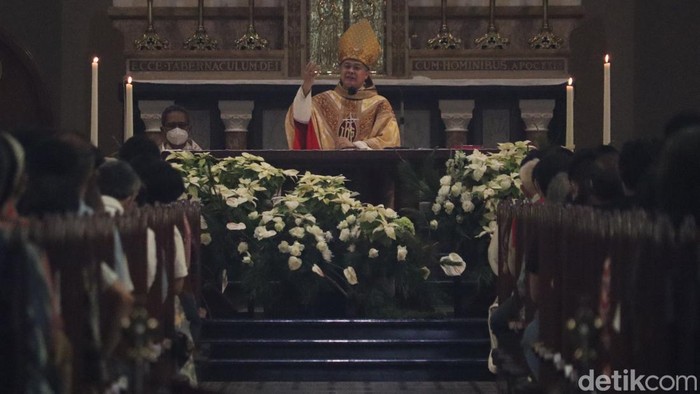Momen perayaan Natal di Gereja Katedral Bandung