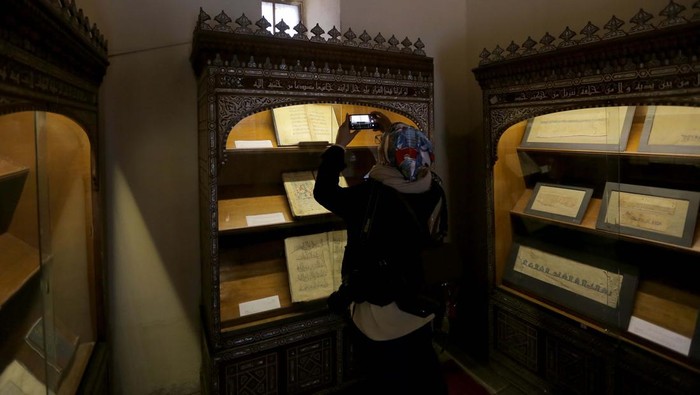 CAIRO, EGYPT - DECEMBER 24: Items are on display in exhibits inside Gayer-Anderson Museum in Ahmed Ibn Tulun Square on December 24, 2022 in Cairo, Egypt.The Museums Sector of the Supreme Council of Antiquities is organizing three temporary archaeological exhibitions under the title 