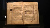Sebuah al-quran bersejarah dipamerakan.