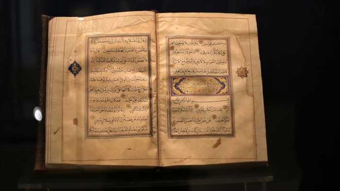 Museum Seni Islam CAIRO, EGYPT - DECEMBER 24: Items are on display in exhibits inside Gayer-Anderson Museum in Ahmed Ibn Tulun Square on December 24, 2022 in Cairo, Egypt.The Museums Sector of the Supreme Council of Antiquities is organizing three temporary archaeological exhibitions under the title