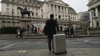Di Agustus 2022, inflasi Inggris berada di level 9,9% secara year-on-year (yoy). Hal ini terjadi saat harga pangan di negara itu naik karena krisis biaya hidup terus berlanjut. Di tengah krisis, bank sentral Bank Of England (BoE) telah menaikkan suku bunga 50 basis poin menjadi 2,25%. Seorang pria berdiri di depan Bank of England, di distrik keuangan di London, pada 3 November 2022. Tingkat inflasi Inggris naik ke level tertinggi dalam 41 tahun pada bulan Oktober. AP Photo/Kin Cheung.