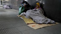 Tunawisma tidur di trotoar di Buenos Aires, Argentina, Senin, 22 Agustus 2022. Argentina menghadapi ancaman inflasi dan krisis ekonomi. Sekitar 40% populasi masyarakatnya jatuh ke dalam kemiskinan. AP Photo/Natacha Pisarenko.
