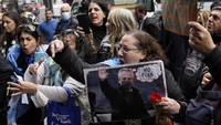 Pengunjuk rasa anti-pemerintah berkumpul di luar Kongres di mana Sergio Massa dijadwalkan mengundurkan diri dari posisinya sebagai ketua majelis rendah, Kamar Deputi, di Buenos Aires, Argentina, Selasa, 2 Agustus 2022. Inflasi tahunan diprediksi menyentuh angka 100% di penghujung 2022. Kondisi ini memusnahkan tabungan dan impian banyak warga Argentina, terutama kalangan menengah ke bawah. AP Photo/Natacha Pisarenko.