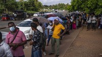 Sri Lanka. Krisis ekonomi di Sri Lanka telah berlangsung lama, warga bahkan harus antre untuk mendapatkan BBM dan minyak tanah. Mereka juga harus mengalami pemadaman listrik. Tampak warga antre BBM di Colombo, pada 18 Juli 2022. AP/Rafiq Maqbool.