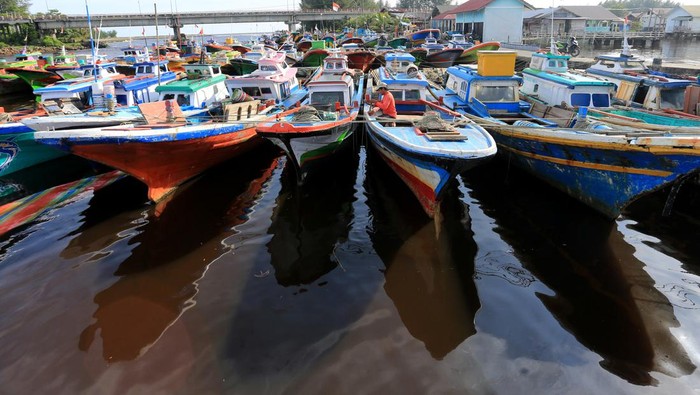 Nelayan berada di atas perahu yang ditambatkan di Pelabuhan Kuala Bubon, Kecamatan Samatiga, Aceh Barat, Aceh, Minggu (25/12/2022). Hukum adat laut Aceh telah menetapkan larangan dan pantangan melaut pada hari peringatan tsunami 26 Desember untuk mengenang dan memperingati peristiwa gempa dan gelombang tsunami Aceh. ANTARA FOTO/Syifa Yulinnas/foc.