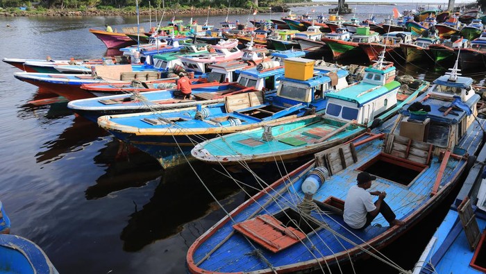Nelayan berada di atas perahu yang ditambatkan di Pelabuhan Kuala Bubon, Kecamatan Samatiga, Aceh Barat, Aceh, Minggu (25/12/2022). Hukum adat laut Aceh telah menetapkan larangan dan pantangan melaut pada hari peringatan tsunami 26 Desember untuk mengenang dan memperingati peristiwa gempa dan gelombang tsunami Aceh. ANTARA FOTO/Syifa Yulinnas/foc.