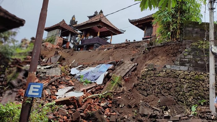 Pagar beton Pura Dalem Jagat Sidakarya yang terletak di Perum Kosala, Jalan Antasura Gang Batusari, Banjar Bantas Peraupan, Desa Peguyangan Kangin, Kecamatan Denpasar Utara, Kota Denpasar longsor akibat hujan deras. (Dok. Polresta Denpasar)