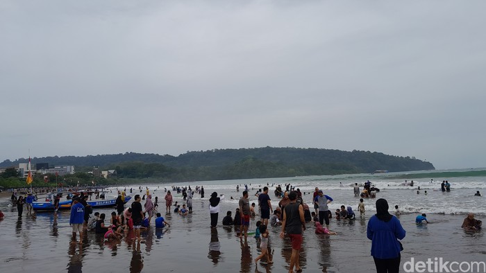 Pantai Pangandaran mulai diserbu wisatawan.