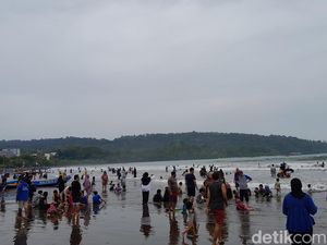 Libur Lebaran, Wisatawan Lebih Tertarik Main ke Pantai
