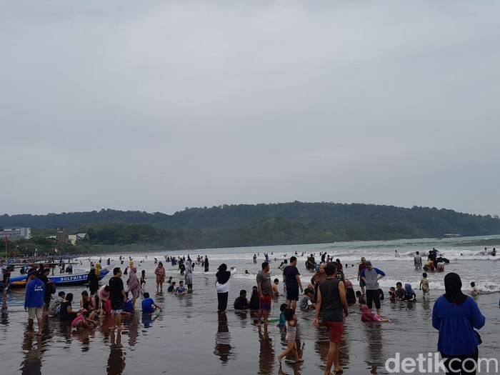 Pantai Pangandaran mulai diserbu wisatawan.