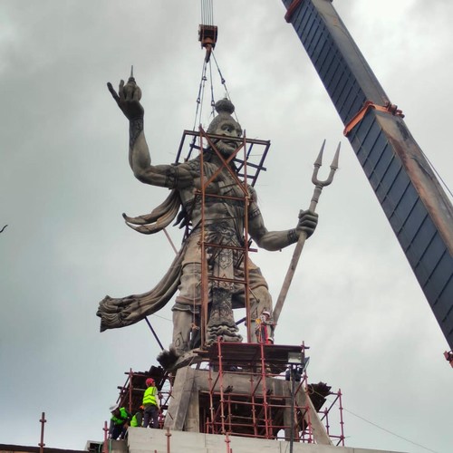 Patung Dewa Baruna sudah terpasang di Pantai Kuta, persisnya di belakang Pasar Seni Kuta, Badung, Bali. Proyek penataan Pantai Samigita kini sudah 95 persen.