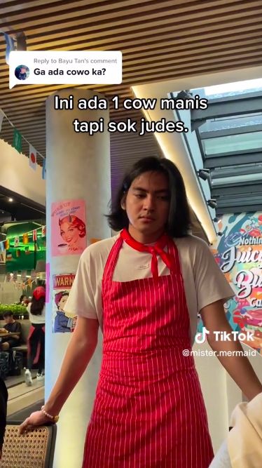 Pelayan Karen's Diner ganteng