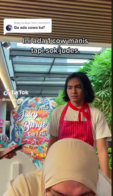 Pelayan Karen's Diner ganteng