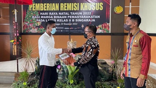 Pemberian remisi Natal 2022 untuk warga binaan di Lapas Kelas IIB Singaraja, Kabupaten Buleleng, Bali.