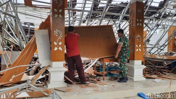 Pendopo Kecamatan Cluring, Banyuwangi ambruk. Penyebab ambruknya bangunan yang dibangun 2018 itu belum diketahui secara pasti.