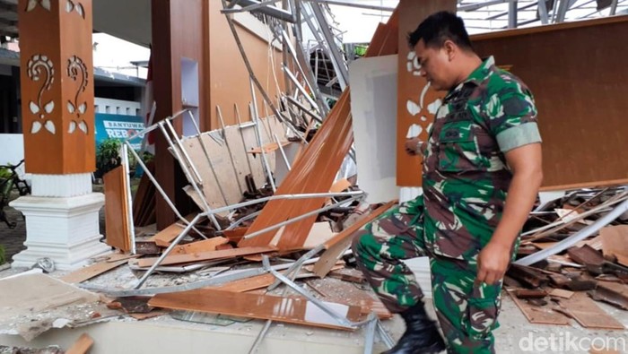 Pendopo Kecamatan Cluring Banyuwangi Ambruk