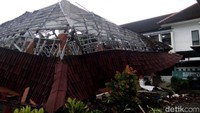 Atap Pendopo Kecamatan Cluring, Banyuwangi yang ambruk/Foto: Ardian Fanani/detikJatim
