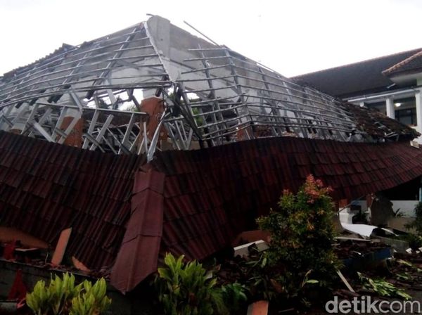 Ambruknya Pendopo Kecamatan Cluring Banyuwangi