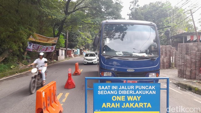 Penerapan One Way jalur Puncak saat Natal 2022, Minggu (25/12/2022)